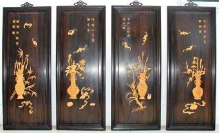 侧面的墙上挂着许多画
描述已自动生成