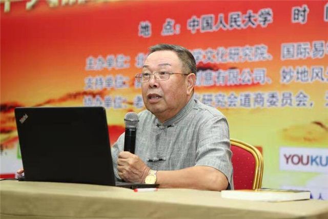 男人坐在桌子前

描述已自动生成