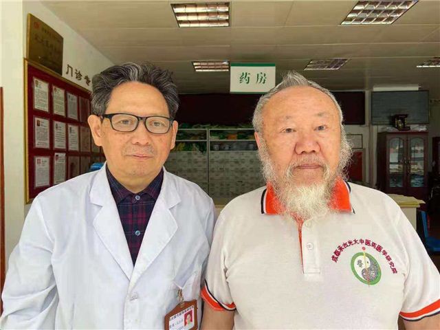 穿白色衣服的男人站在一起合影

描述已自动生成