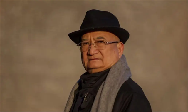 男人戴着帽子
描述已自动生成