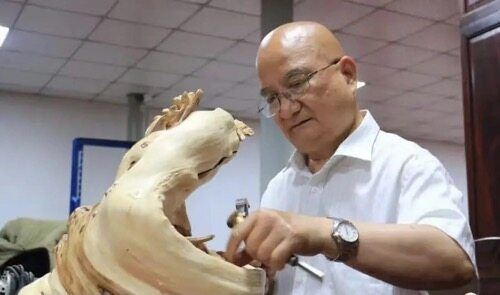 男人伸出手
低可信度描述已自动生成