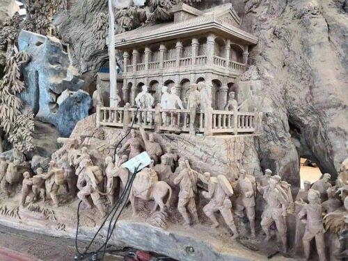 建筑上有雕塑
中度可信度描述已自动生成