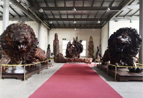 图片包含 室内, 天花板, 桌子, 地毯
描述已自动生成