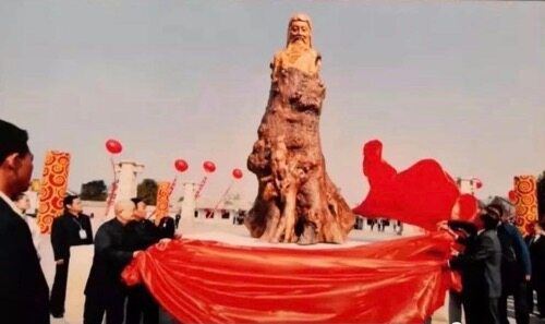 图片包含 人, 男人, 女人, 人们
描述已自动生成