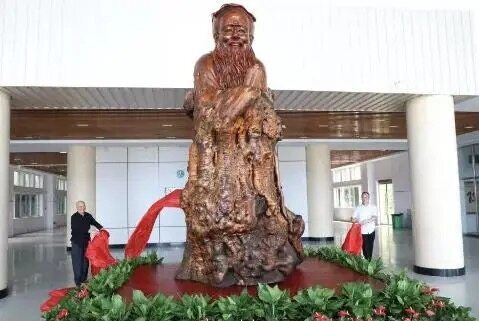 图片包含 室内, 建筑, 桌子, 花
描述已自动生成