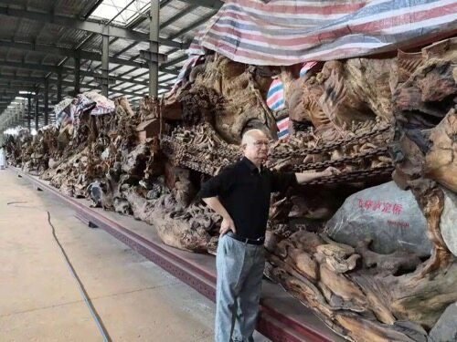 图片包含 人, 食物, 男人, 羊
描述已自动生成