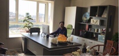 房间里的桌子前
低可信度描述已自动生成