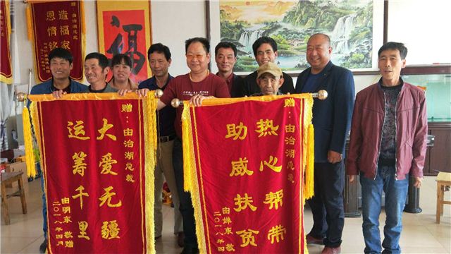 一群人站在一起
描述已自动生成