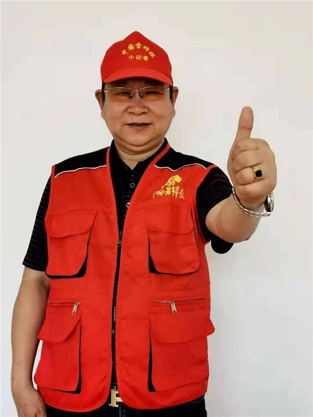 穿着制服戴帽子的人
中度可信度描述已自动生成