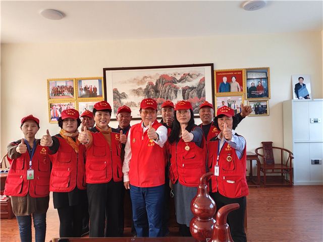 一群人站在房间里
描述已自动生成