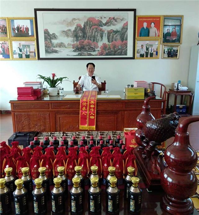 桌子上放着许多瓶子
中度可信度描述已自动生成