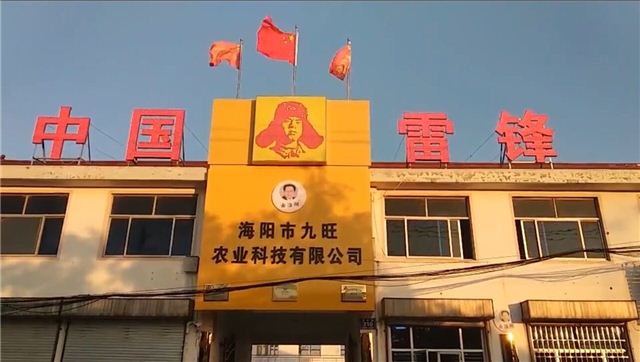 建筑与房屋的城市空拍图与配字
中度可信度描述已自动生成