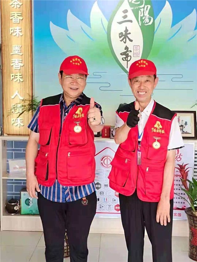 一群穿着制服的人站在一起合影
描述已自动生成