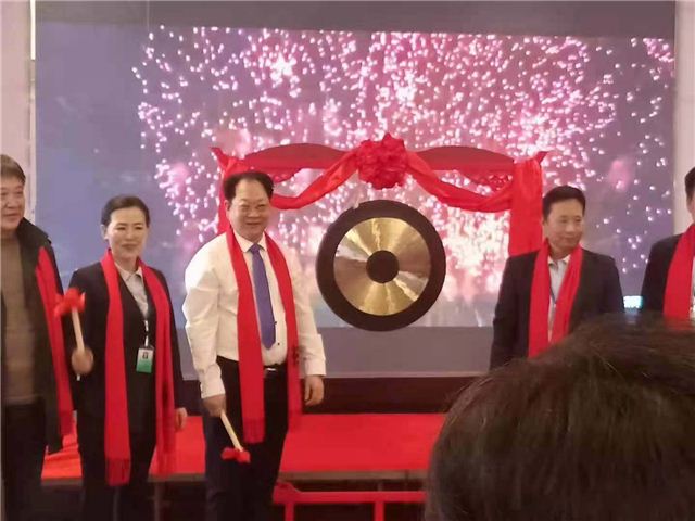 一群人站在台上演讲
中度可信度描述已自动生成