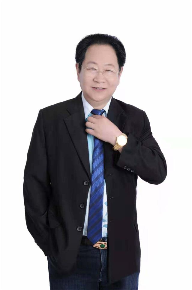 穿着西装笔挺的男子
描述已自动生成