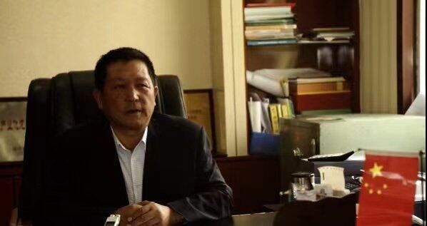 桌子前坐着穿西装的男人

中度可信度描述已自动生成