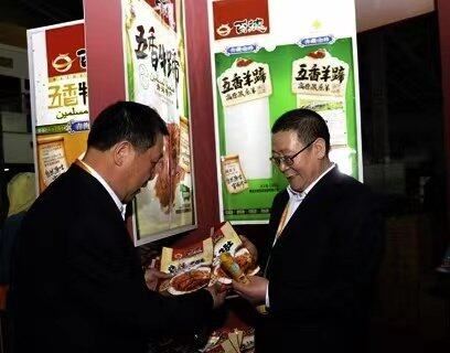 穿着西装笔挺的男子与图片配字

描述已自动生成