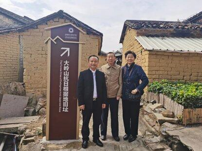 男人和女人站在房子前

中度可信度描述已自动生成