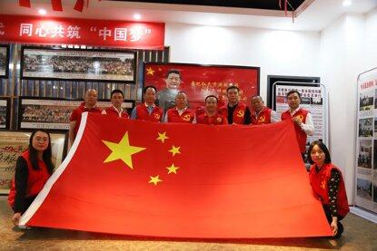 图片包含 室内, 桌子, 房间, 活

描述已自动生成