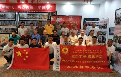 图片包含 室内, 人, 桌子, 橙子

描述已自动生成