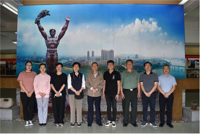 一群人站在壁报板前

描述已自动生成