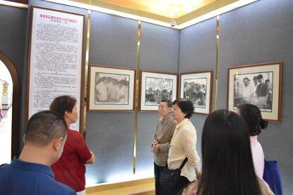 一群人在房间里

描述已自动生成