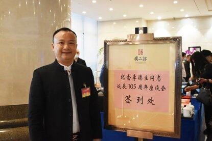 男人和女人站在室内

低可信度描述已自动生成