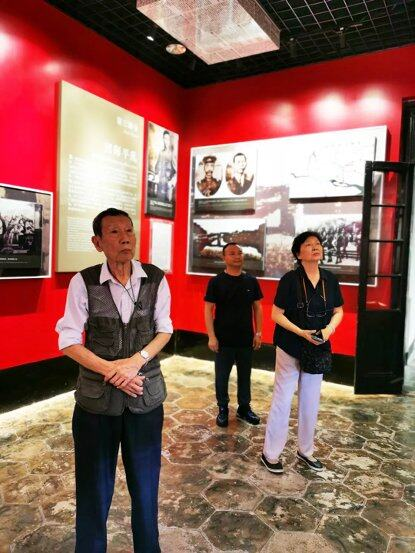 一群人站在墙边

中度可信度描述已自动生成