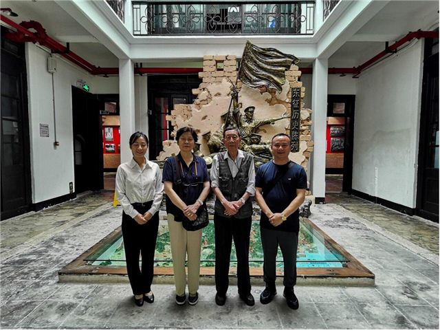 女人站在墙边

中度可信度描述已自动生成