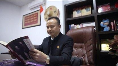 男人手上拿着纸

低可信度描述已自动生成