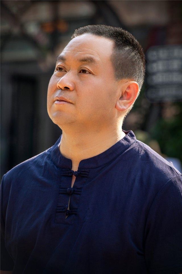 穿着蓝色衣服的男人

描述已自动生成