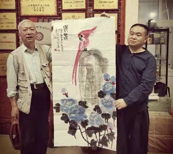 男人和女人站在墙边

中度可信度描述已自动生成