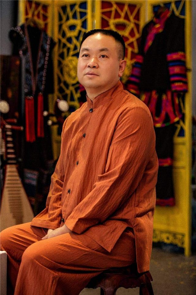 穿红色衣服的男人

中度可信度描述已自动生成