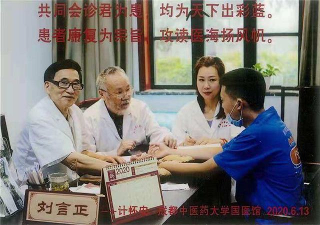 人们在看台上的人和男子的照片和文字

低可信度描述已自动生成