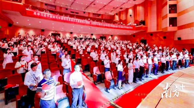 现场观众齐声高唱《没有共产党就没有新中国》。