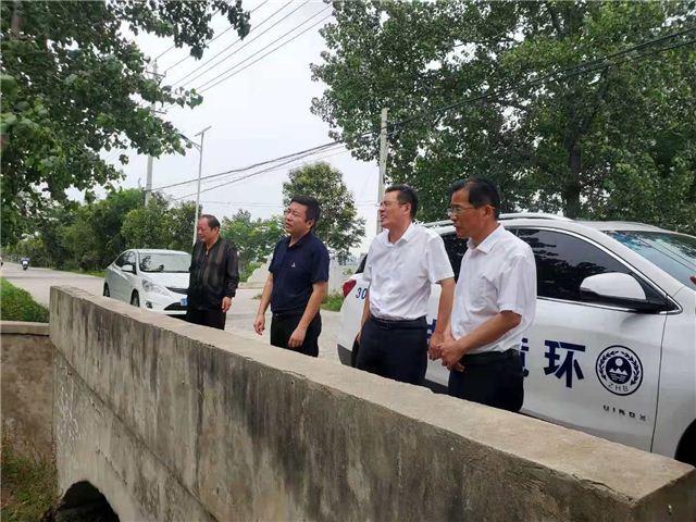 领导视察河道整治.jpg 领导视察河道整治.jpg