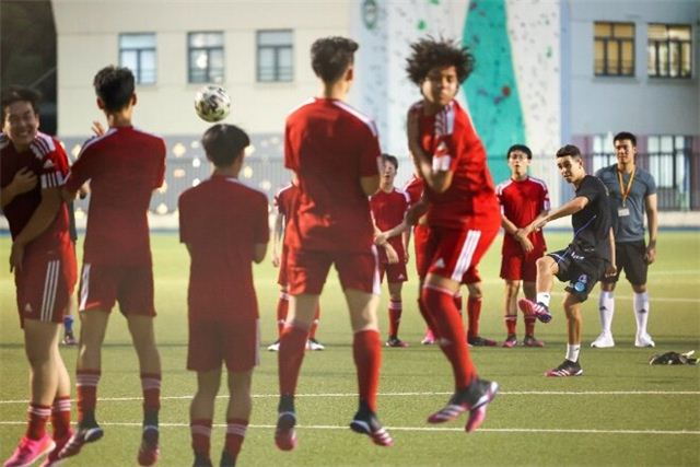 A group of people playing football

Description automatically generated with low confidence