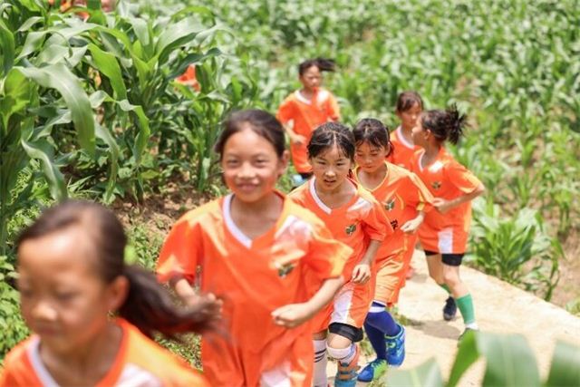 A picture containing outdoor, person

Description automatically generated