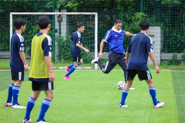 A group of men playing football

Description automatically generated with medium confidence