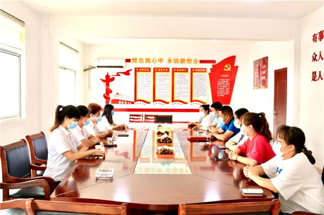 一群人在餐厅里

描述已自动生成