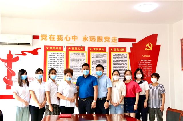 一群人站在一起

描述已自动生成