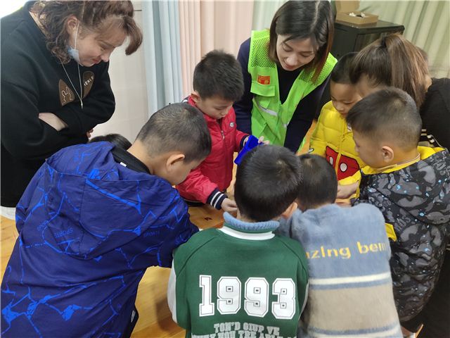 垃圾分类，环保“童”行