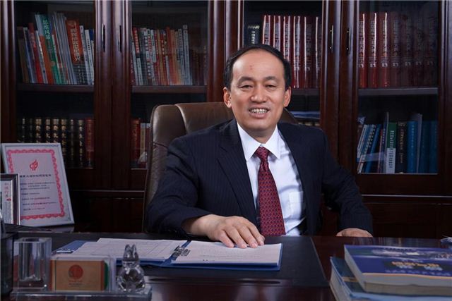 桌子前坐着穿西装的男人

描述已自动生成